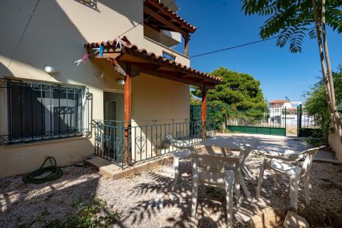 Sunny Retreat in Artemida by ΜΡS