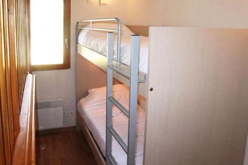 une chambre avec deux lits superposés et une échelle dans l'établissement Résidence Les Terrasses Du Soleil D'or - 1107 TERRASSES DU SOLEIL D'OR, LES ORRES 1800 MAE-6774, aux Orres