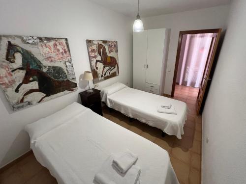 Zimmer mit 2 Betten und Wandmalereien in der Unterkunft Anahi Homes Corralejo - Villa Dracaena 2 in La Oliva
