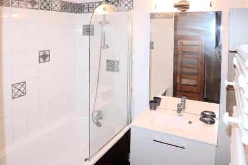 une salle de bain avec douche et lavabo dans l'établissement Résidence Balcon Orres - 101 balcon des Orres MAE-4134, à Le Mélézet