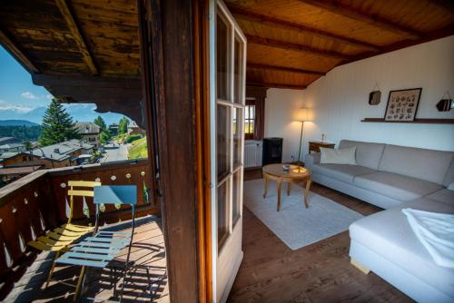 a living room with a couch and a table at Chalet 4 personnes avec sauna in Leysin