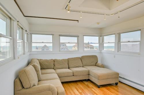 Ein Sitzbereich in der Unterkunft Waterfront Westhampton Haven Pool and Private Beach