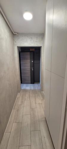 an empty hallway with a door and a tile floor at Apartament 3 camere semidecomandat in Năvodari
