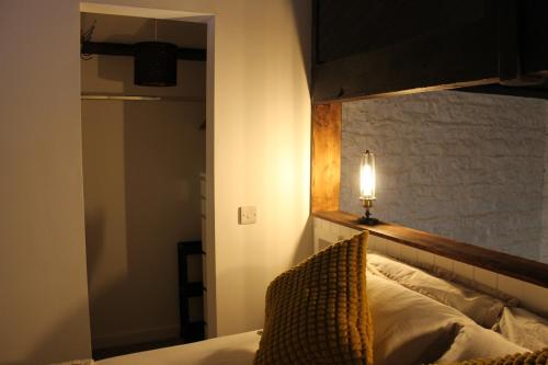 Ein Bett oder Betten in einem Zimmer der Unterkunft Mo's Loft at Platform's End