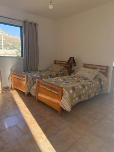 due letti in una stanza con finestra di Ehden's Skyline a Ehden