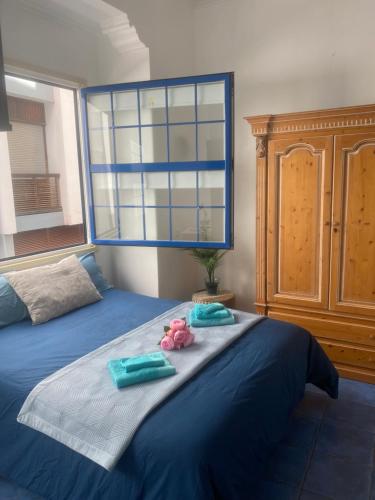 a bed with two towels and a stuffed animal on it at Vivienda Vacacional La Pepita in Santa Cruz de la Palma