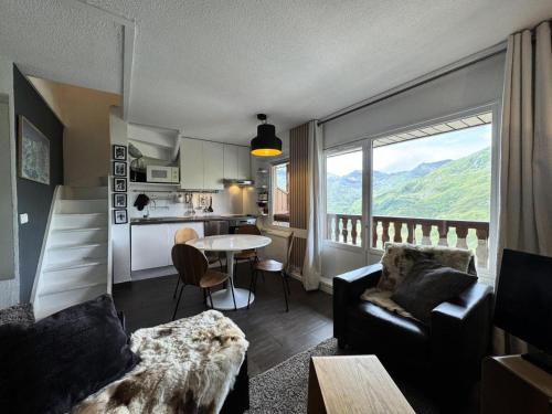 un salon avec un canapé et une table dans l'établissement Résidence Necou - Duplex de 3 pièces pour 4 personnes avec grand balcon MAE-4081, aux Menuires