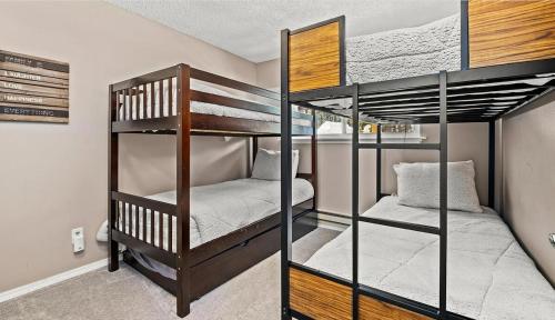 een slaapkamer met twee stapelbedden in een kamer bij Tahoe Townhome-Lake-Beach-Pool-Amenities in Incline Village