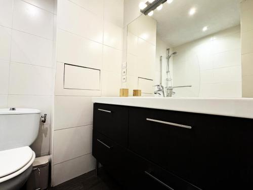 une salle de bain avec un lavabo et des toilettes dans l'établissement Résidence Necou - Duplex de 3 pièces pour 4 personnes avec grand balcon MAE-4081, aux Menuires