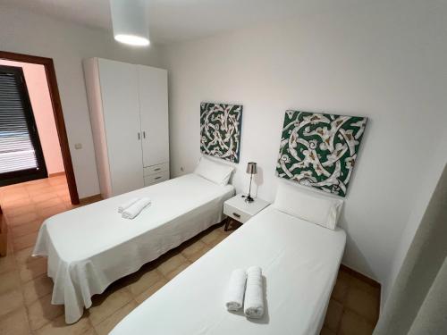 two beds in a small room with white walls at Anahi Homes Corralejo -Villa Codeso 7 in La Oliva