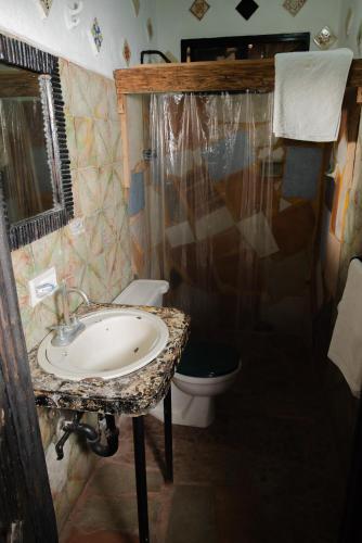 ein Badezimmer mit Waschbecken und Toilette in der Unterkunft Hotel-Museo Yeneka in La Paz