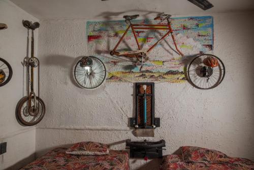 ein Zimmer mit zwei Fahrrädern an der Wand hängen in der Unterkunft Hotel-Museo Yeneka in La Paz