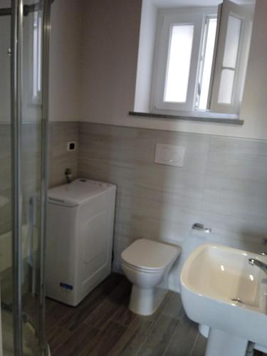 a bathroom with a toilet and a sink at CASA CHICA in Roddi
