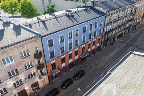 an overhead view of a building on a city street at Kolorova Apart by LookAp - darmowy parking w centrum Łodzi! in Łódź