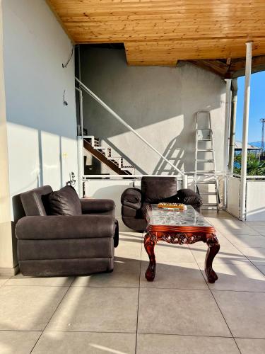 a living room with two chairs and a coffee table at Nelis Guesthouse 