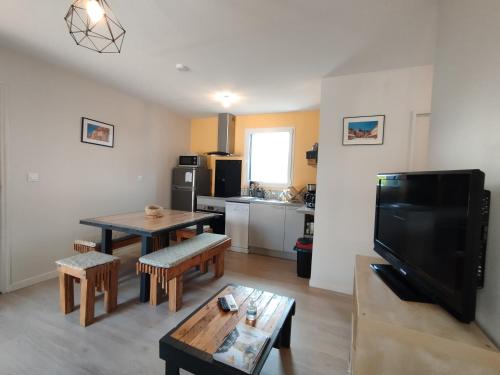 Kuchyň nebo kuchyňský kout v ubytování Le Sarlat, logement éco-conçu, 7 pers