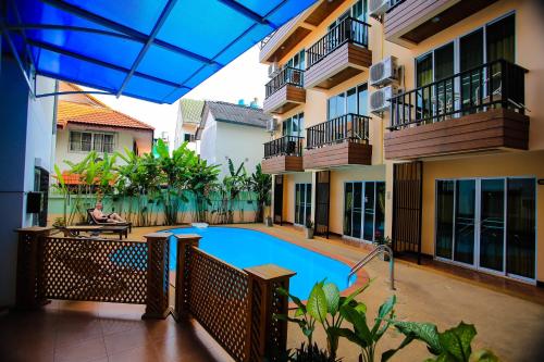 Bazén v ubytování Manee Cool Mueang nebo v jeho okolí