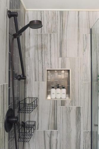 Un baño de Chic Lower-Level Stay - Prime Walkable Locale