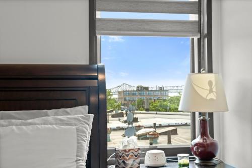 Un dormitorio con una cama y una ventana con vistas. en Luxury 2bd2ba Next to the Airport 4389, en Boston