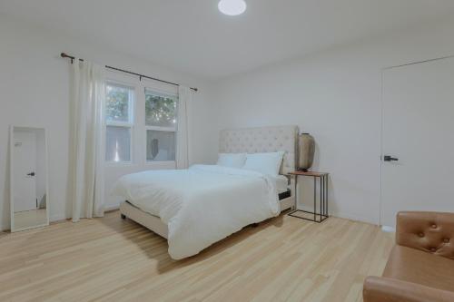 Katil atau katil-katil dalam bilik di Charming Modern House With Botanic Garden