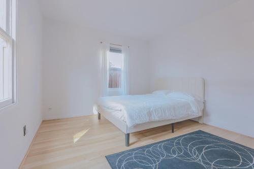 Katil atau katil-katil dalam bilik di Charming Modern House With Botanic Garden