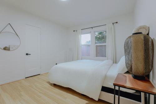 Katil atau katil-katil dalam bilik di Charming Modern House With Botanic Garden