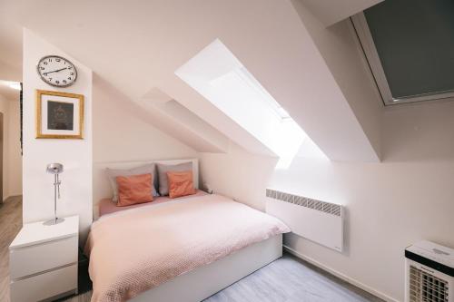 Una cama o camas en una habitación de Silvie Apartments - Wurmova