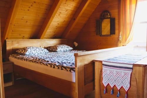Giường trong phòng chung tại Wooden house Brezni
