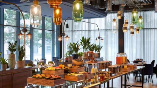 ein Buffet in einem Restaurant mit Kronleuchtern in der Unterkunft Hotel Indigo Bridgetown Barbados by IHG in Bridgetown