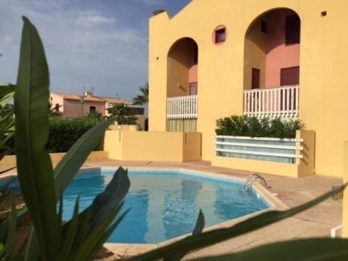 une piscine devant une maison dans l'établissement Plage, Piscine Dans un style industriel, au Barcarès