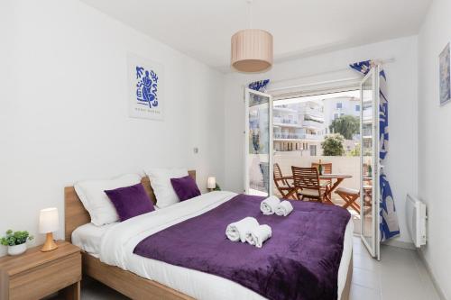 une chambre avec un lit avec deux animaux en peluche dessus dans l'établissement Cannes Maria YourHostHelper, à Cannes