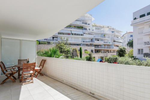 Cannes Maria YourHostHelper