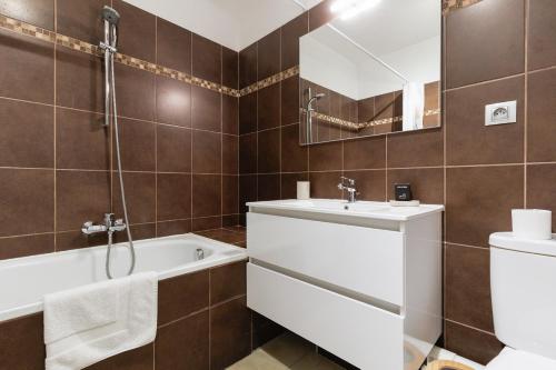 une salle de bain avec une baignoire, un lavabo et des toilettes dans l'établissement Cannes Maria YourHostHelper, à Cannes