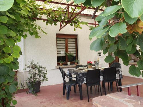- une table et des chaises noires sur la terrasse dans l'établissement gite spacieux, calme avec terrasse, à Wettolsheim