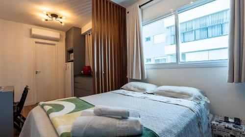 a small bedroom with a bed and a window at Studios Modernos Totalmente Mobiliados com Academia Próximo a Metrô Parque Ibirapuera e Hospitais in Sao Paulo