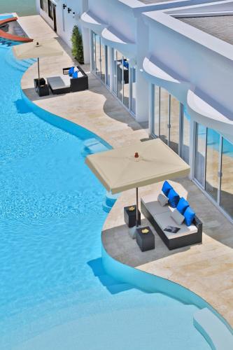 Kolam renang di atau dekat dengan The Privilege Hotel Ezra Beach Club