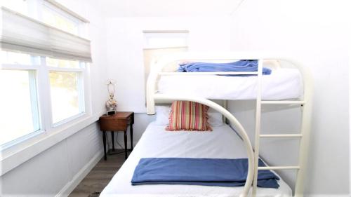 Postel nebo postele na pokoji v ubytování Lands End