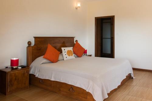 Un pat sau paturi într-o cameră la Charlotte Villa
