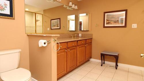 ケープ・メイにある915 Columbia Avenue - Columbia Dreamのバスルーム(トイレ、シンク、スツール付)