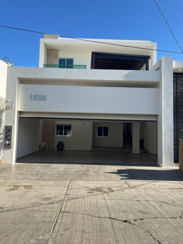 a large white building with a parking lot at QC Departamento privado de lujo en Quintas in Culiacán