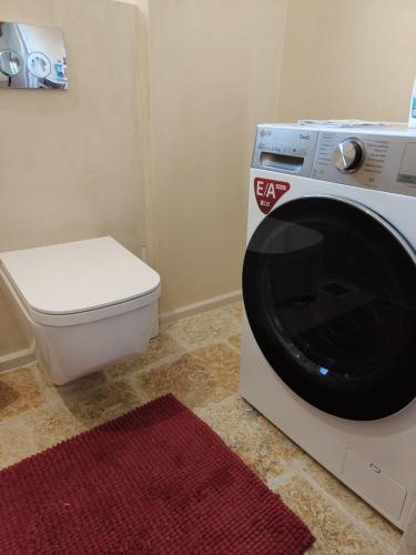 Bilik mandi di Villa Skyfall