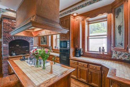 Dapur atau dapur kecil di Walk to Lawrenceburg Square Home for Large Groups