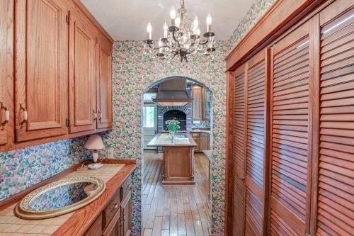 Dapur atau dapur kecil di Walk to Lawrenceburg Square Home for Large Groups