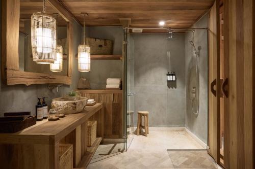 Ein Badezimmer in der Unterkunft Vignette Collection Dinso Resort & Villas Ko Chang by IHG