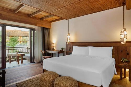 Ein Bett oder Betten in einem Zimmer der Unterkunft Vignette Collection Dinso Resort & Villas Ko Chang by IHG