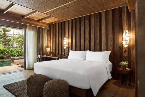 Ein Bett oder Betten in einem Zimmer der Unterkunft Vignette Collection Dinso Resort & Villas Ko Chang by IHG
