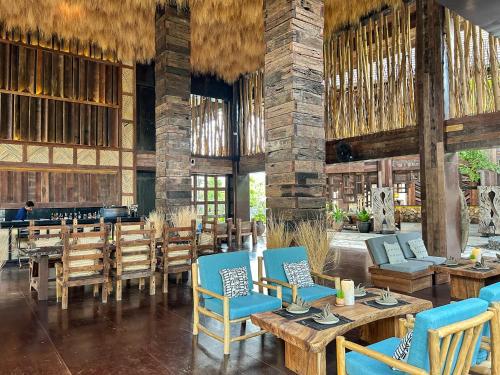 Ein Sitzbereich in der Unterkunft Vignette Collection Dinso Resort & Villas Ko Chang by IHG