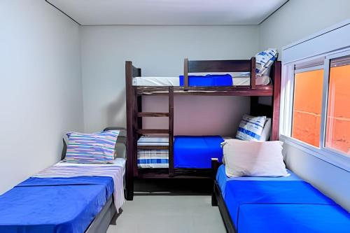 una stanza con due letti a castello e una finestra di Conforto e piscina no Centro de Bonito a Bonito