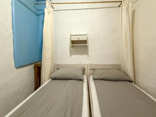 Ένα ή περισσότερα κρεβάτια σε δωμάτιο στο Voltera Apartments in Betina Old Town, with Parking Nearby