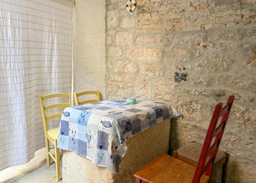 Ένα ή περισσότερα κρεβάτια σε δωμάτιο στο Voltera Apartments in Betina Old Town, with Parking Nearby